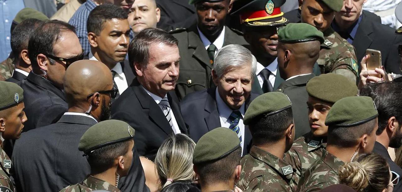 Jair Bolsonaro, o general Augusto Heleno (ministro do GSI) e militares Jair Bolsonaro, o general Augusto Heleno (ministro do GSI) e militares