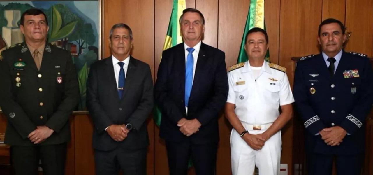 Paulo Sergio Nogueira, Braga Netto, Jair Bolsonaro, Almir Garnier Santos e Carlos de Almeida Baptista Junior