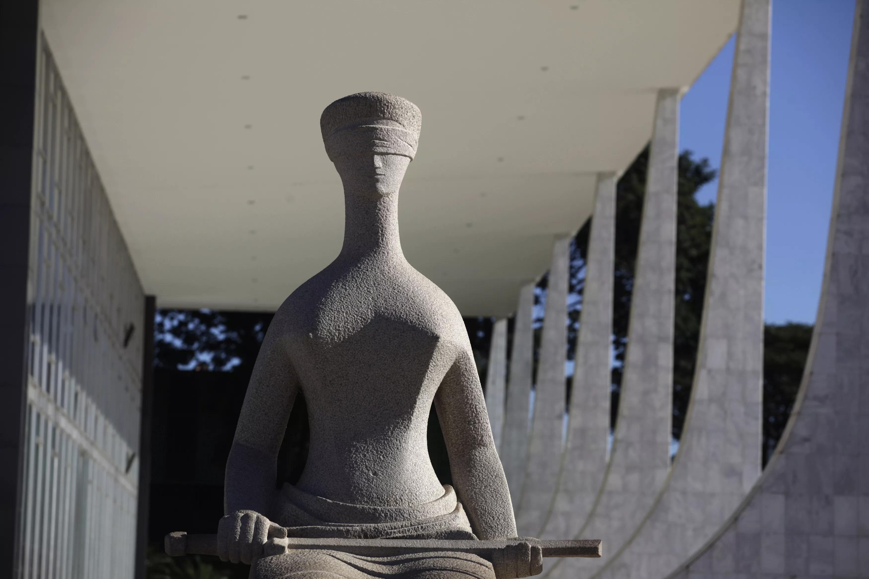 Estátua da Justiça no prédio do STF em Brasília Estátua da Justiça no prédio do STF em Brasília
