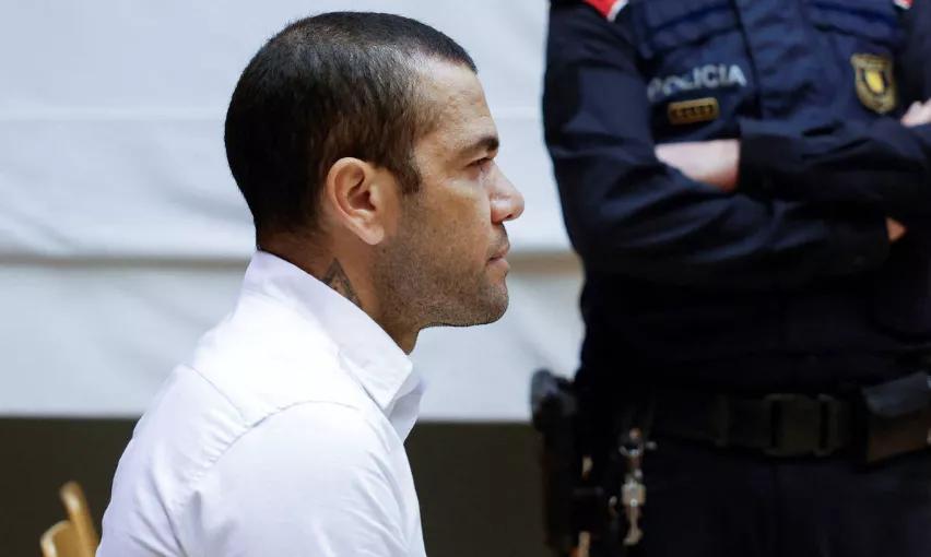 Daniel Alves no tribunal durante o primeiro dia de julgamento por acusação de estupro em Barcelona, Espanha 05/02/2024