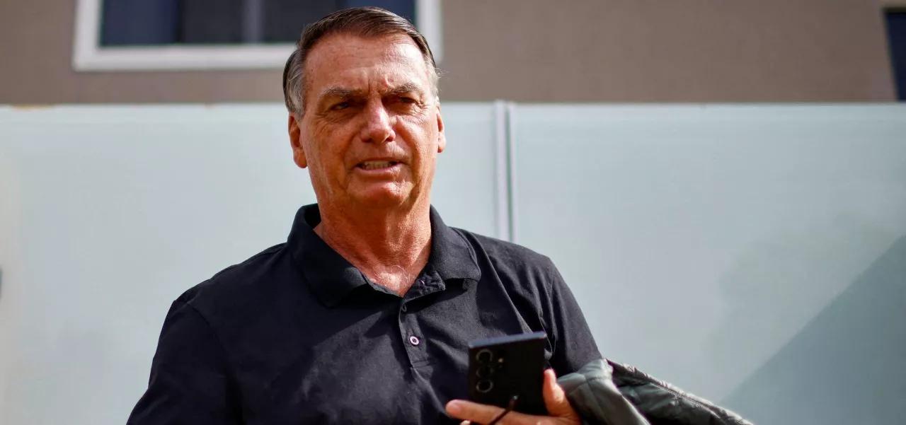 Ex-presidente Jair Bolsonaro na porta da sua casa em Brasília Ex-presidente Jair Bolsonaro na porta da sua casa em Brasília