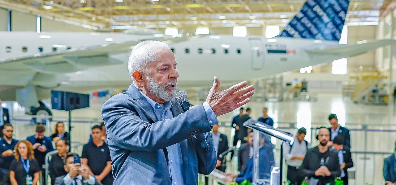 Lula em evento na fábrica da Embraer Lula em evento na fábrica da Embraer