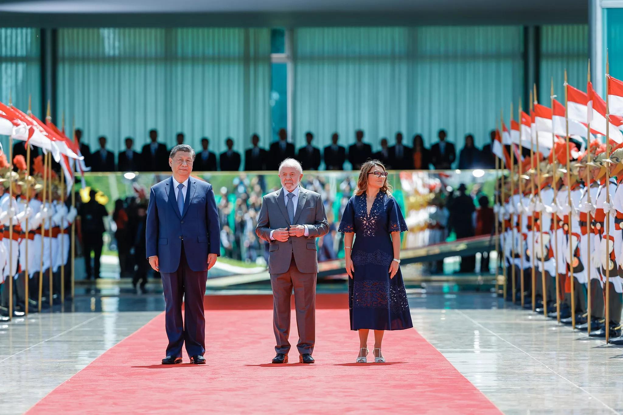 Presidente da República, Luiz Inácio Lula da Silva, durante a Cerimônia oficial de chegada do Presidente da República Popular da China, Xi Jinping, por ocasião de sua Visita de Estado ao Brasil, no Palácio do Planalto - DF