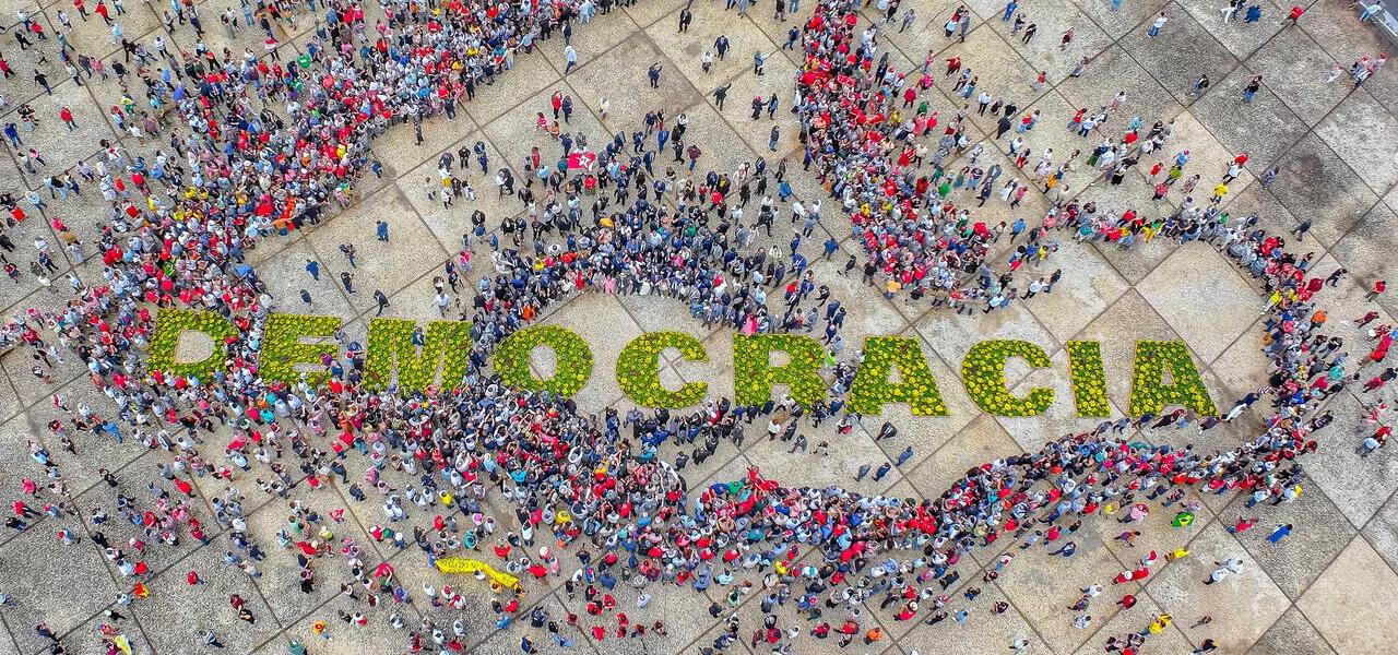 "Abraço da democracia"