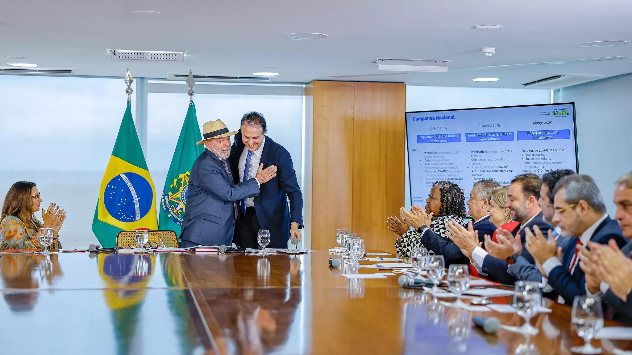 Lula e Camilo Santana anunciam proibição do celular nas escolas Lula e Camilo Santana anunciam proibição do celular nas escolas