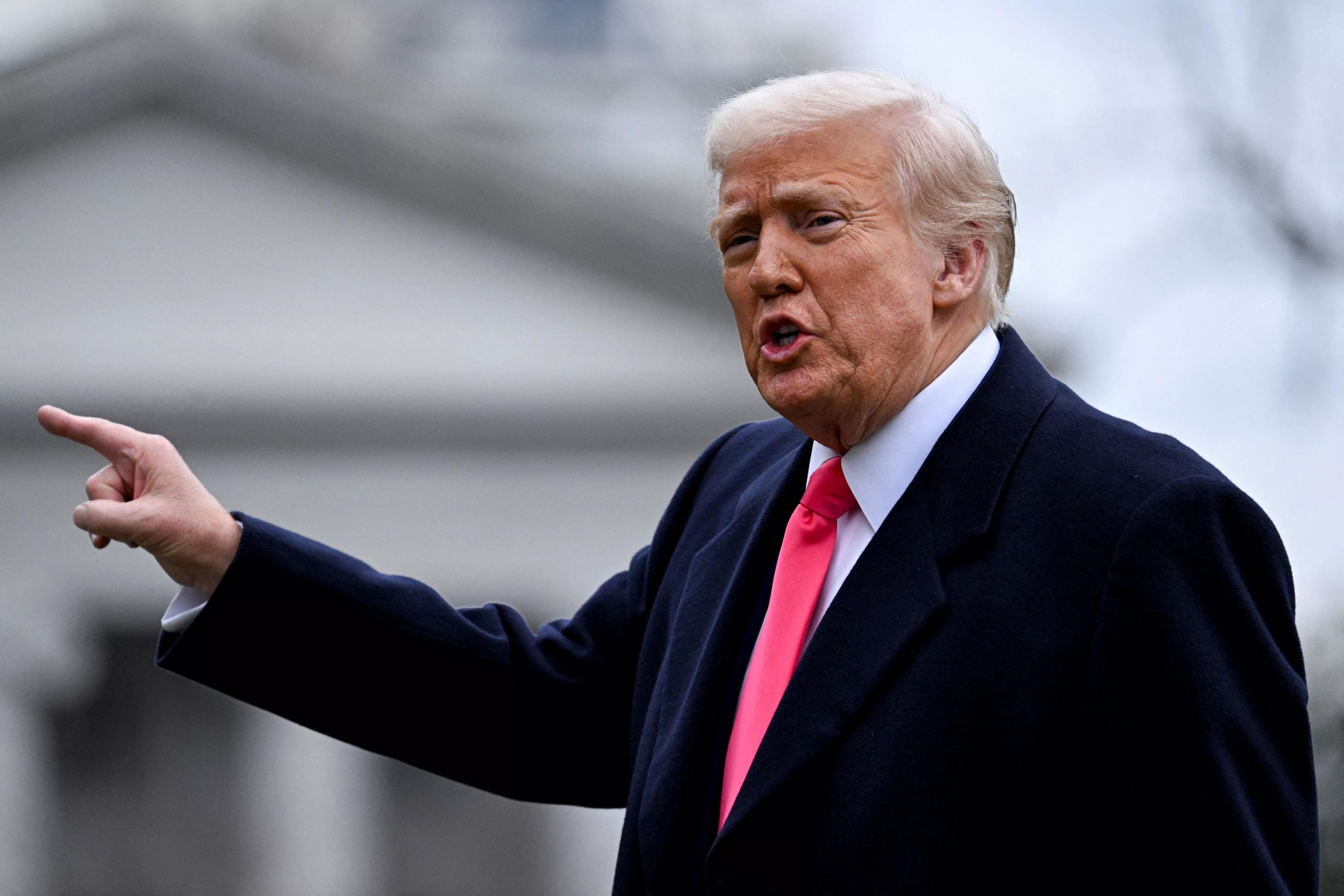 Presidente dos EUA, Donald Trump, fala com repórteres, em Washington - 22/02/2025