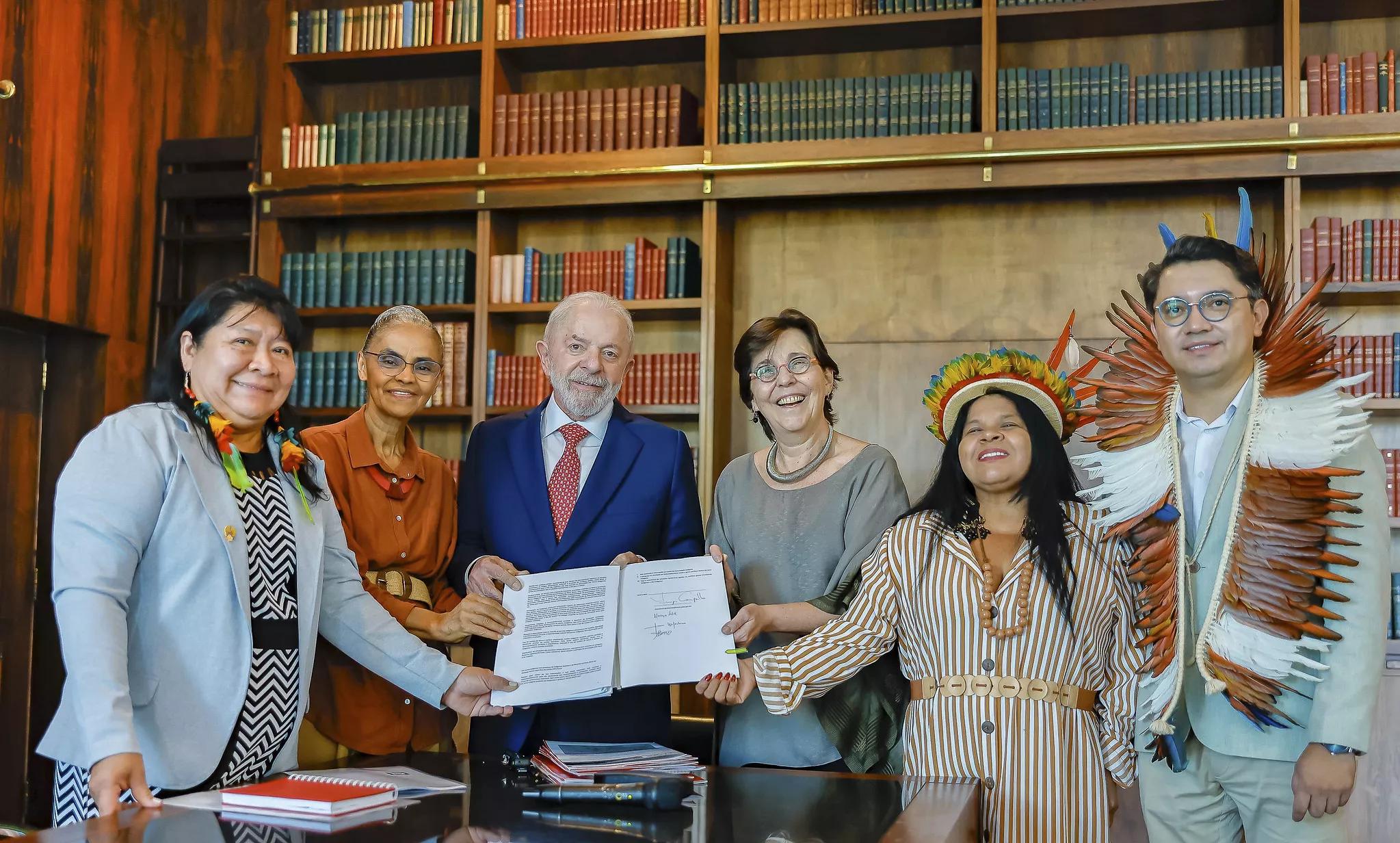 Presidente da República, Luiz Inácio Lula da Silva, durante reunião com ministras dos Povos Indígenas, Sonia Guajajara Presidente da República, Luiz Inácio Lula da Silva, durante reunião com ministras dos Povos Indígenas, Sonia Guajajara