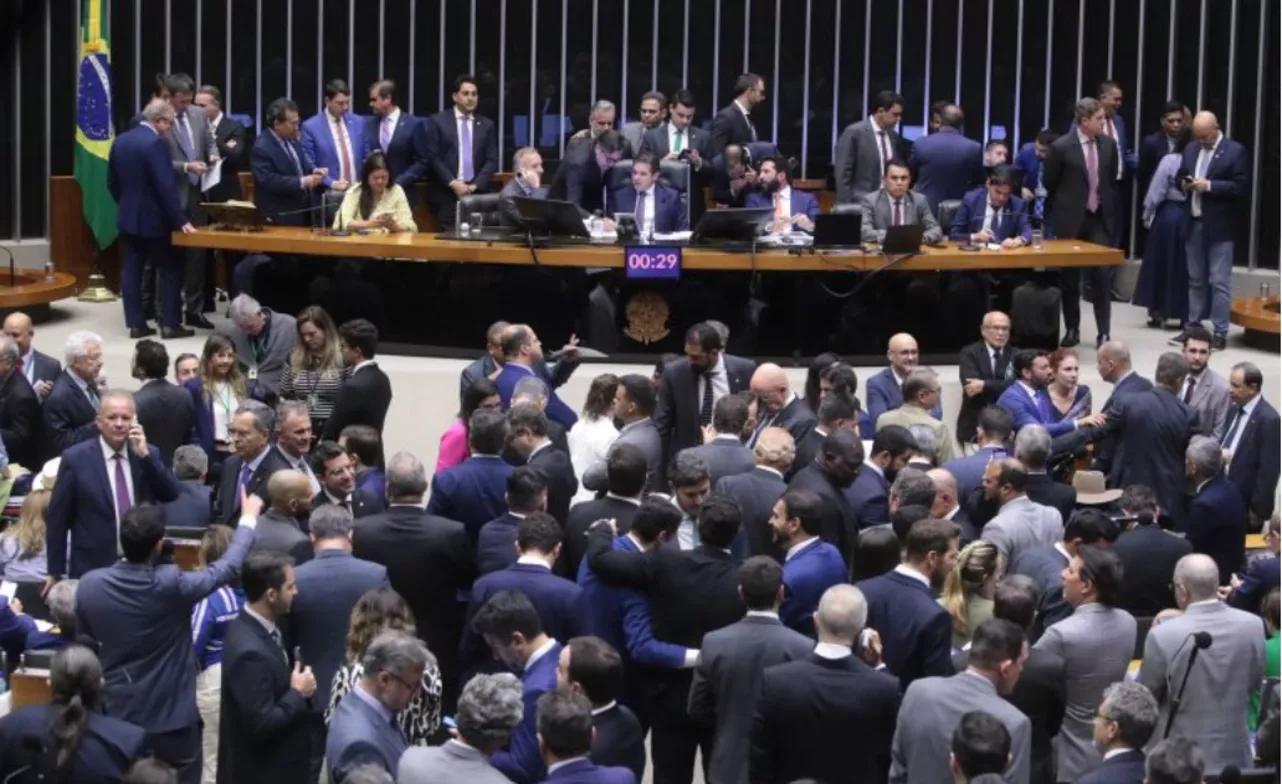 Deputados aprovaram o projeto na sessão do Plenário desta terça-feira. 6 de maio
Fonte: Agência Câmara de Notícias Deputados aprovaram o projeto na sessão do Plenário desta terça-feira. 6 de maio
Fonte: Agência Câmara de Notícias