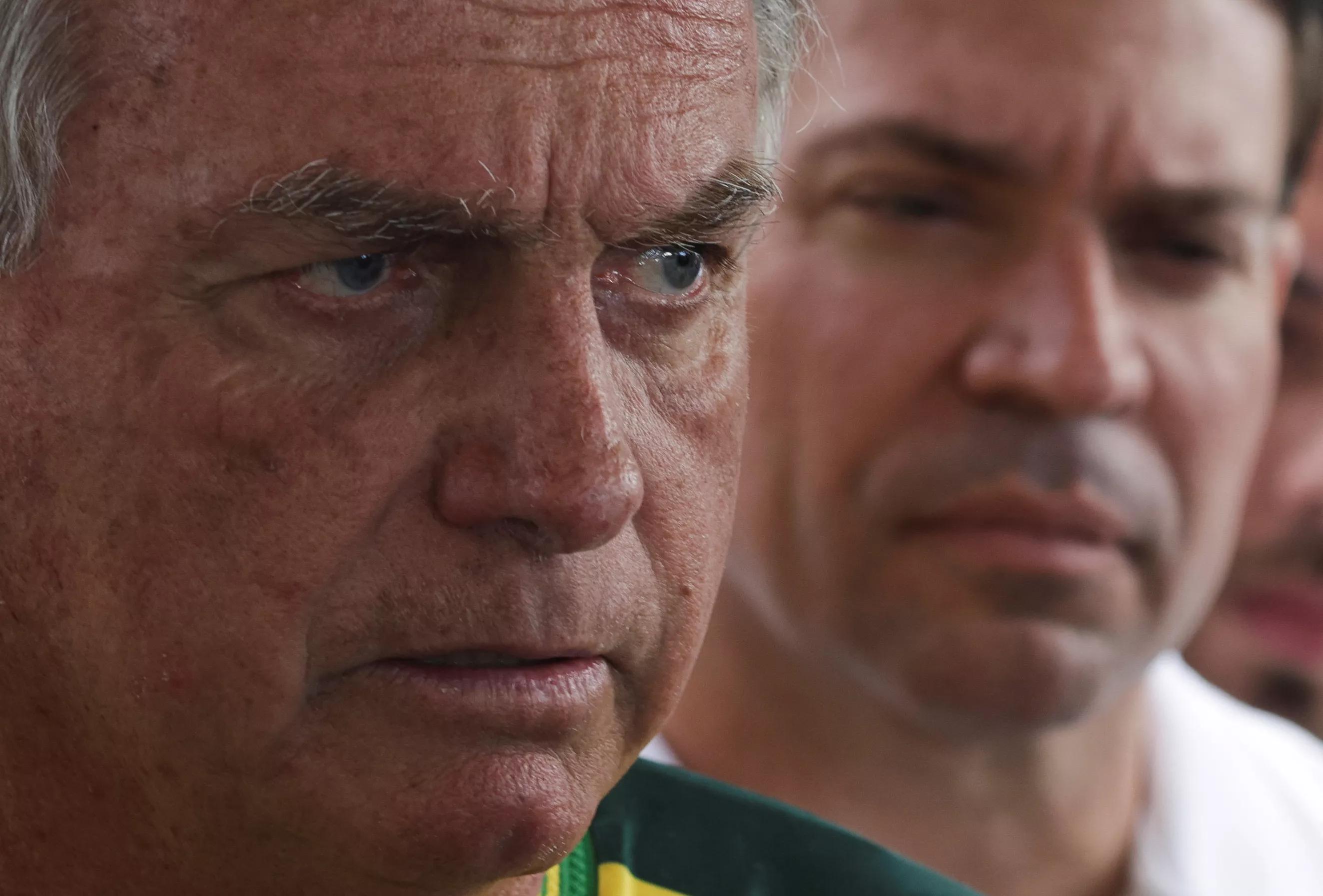 Ex-presidente Jair Bolsonaro ao lado do deputado federal Alexandre Ramagem
06/10/2024
Ex-presidente Jair Bolsonaro ao lado do deputado federal Alexandre Ramagem
06/10/2024