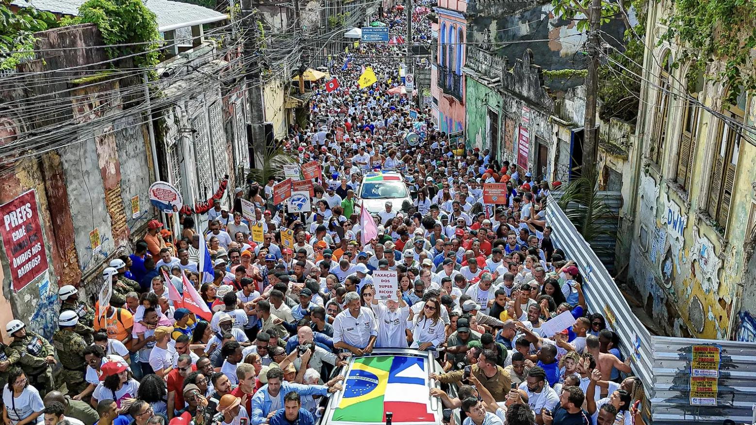 Lula e apoiadores durante a Caminhada do Dois de Julho em Salvador, Bahia - 02/07/2025 Lula e apoiadores durante a Caminhada do Dois de Julho em Salvador, Bahia - 02/07/2025