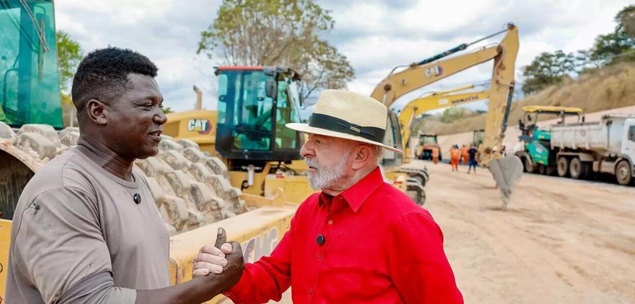 Lula e trabalhador nas obras da Avenida Prefeito Newton Cardoso, Contagem (MG) Lula e trabalhador nas obras da Avenida Prefeito Newton Cardoso, Contagem (MG)