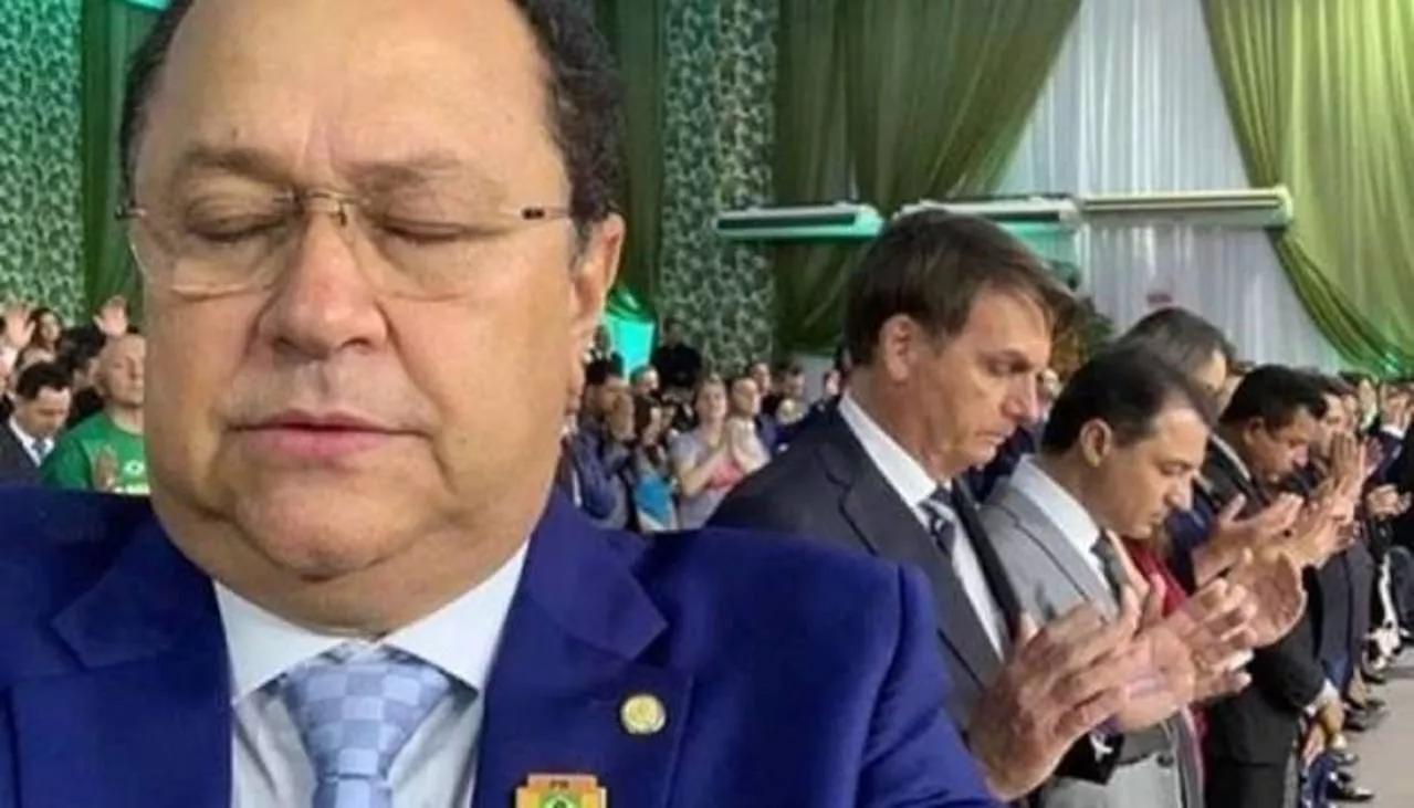 Deputado Silas Câmara tira selfie durante culto com Jair Bolsonaro