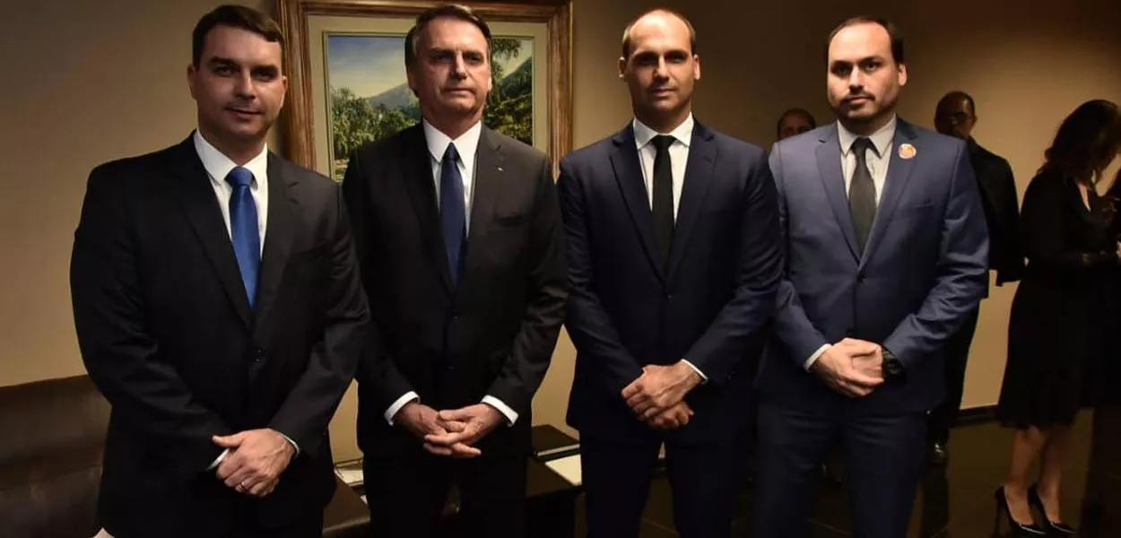 Clã Bolsonaro acumulou episódios com suspeitos ligados ao crime organizado Clã Bolsonaro acumulou episódios com suspeitos ligados ao crime organizado