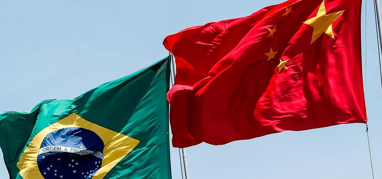 Brasil e China; bandeiras Brasil e China; bandeiras