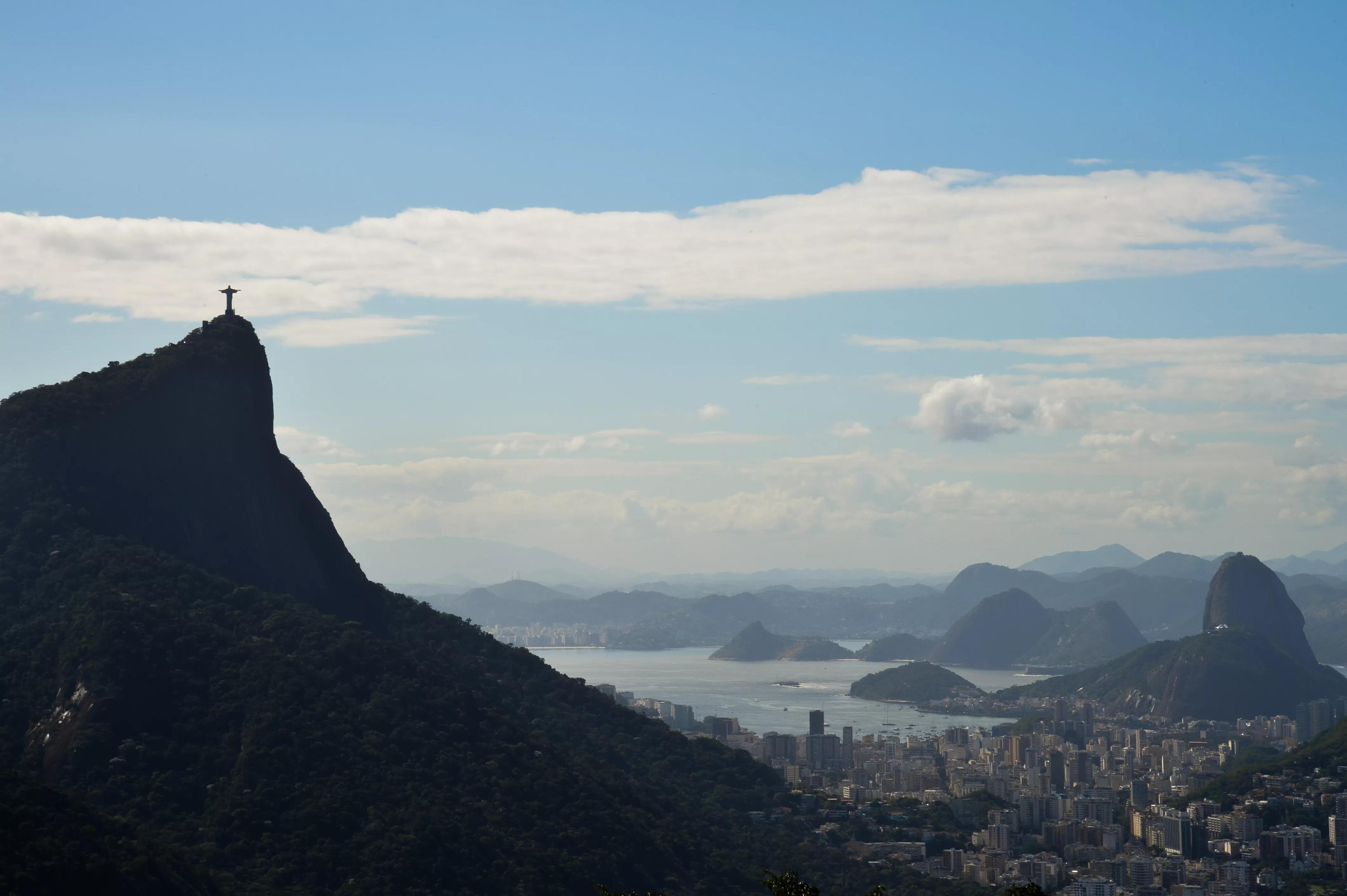 Panorama da cidade do Rio de Janeiro com destaque para as montanhas do Corcovado e Pão de Açúcar Panorama da cidade do Rio de Janeiro com destaque para as montanhas do Corcovado e Pão de Açúcar
