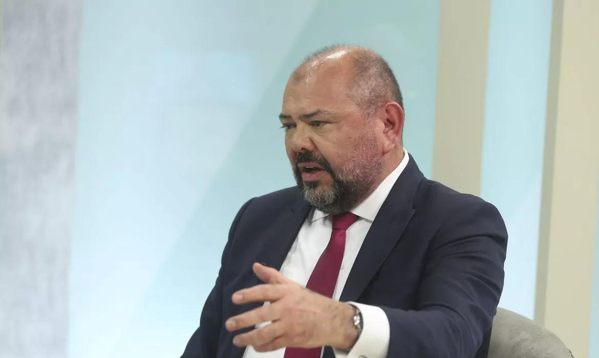 Ex-ministro de Bolsonaro é alvo da Operação Sem Desconto e vai usar tornozeleira Ex-ministro de Bolsonaro é alvo da Operação Sem Desconto e vai usar tornozeleira