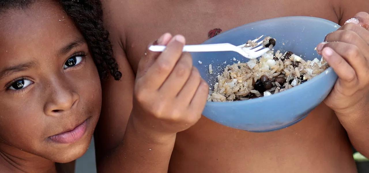 Thawanny Silva de Souza, de 6 anos, (E) e Rafael Silva de Souza, de 9 anos, (D), comem prato com arroz, feijão e ovo na Favela do Arci-Íris, em Recife 15/09/2022 Thawanny Silva de Souza, de 6 anos, (E) e Rafael Silva de Souza, de 9 anos, (D), comem prato com arroz, feijão e ovo na Favela do Arci-Íris, em Recife 15/09/2022