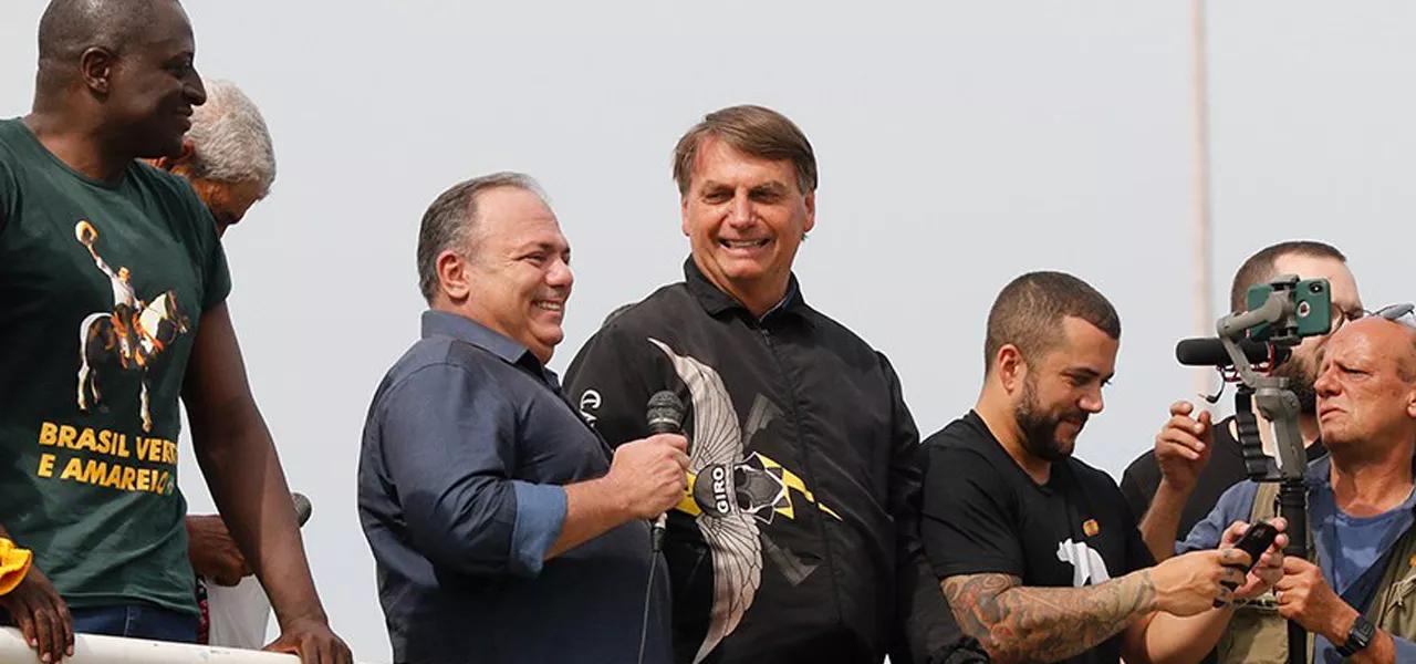 Eduardo Pazuello (com microfone na mão) e Jair Bolsonaro (agasalho preto) Eduardo Pazuello (com microfone na mão) e Jair Bolsonaro (agasalho preto)