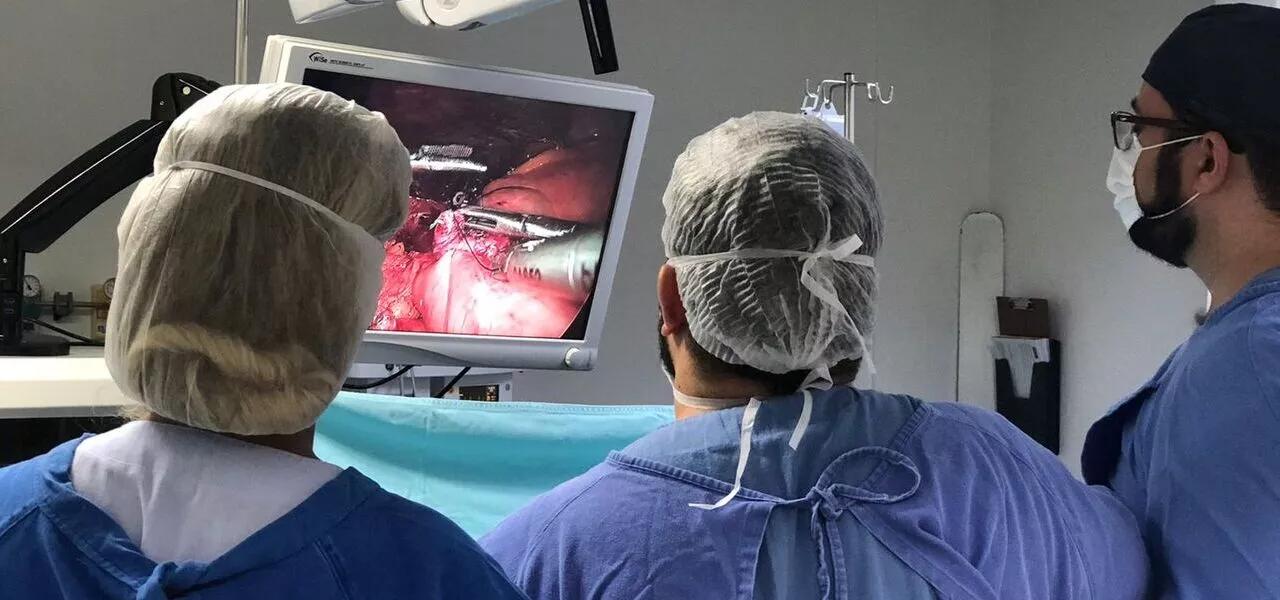 Médicos durante procedimeno cirúrgico Médicos durante procedimeno cirúrgico