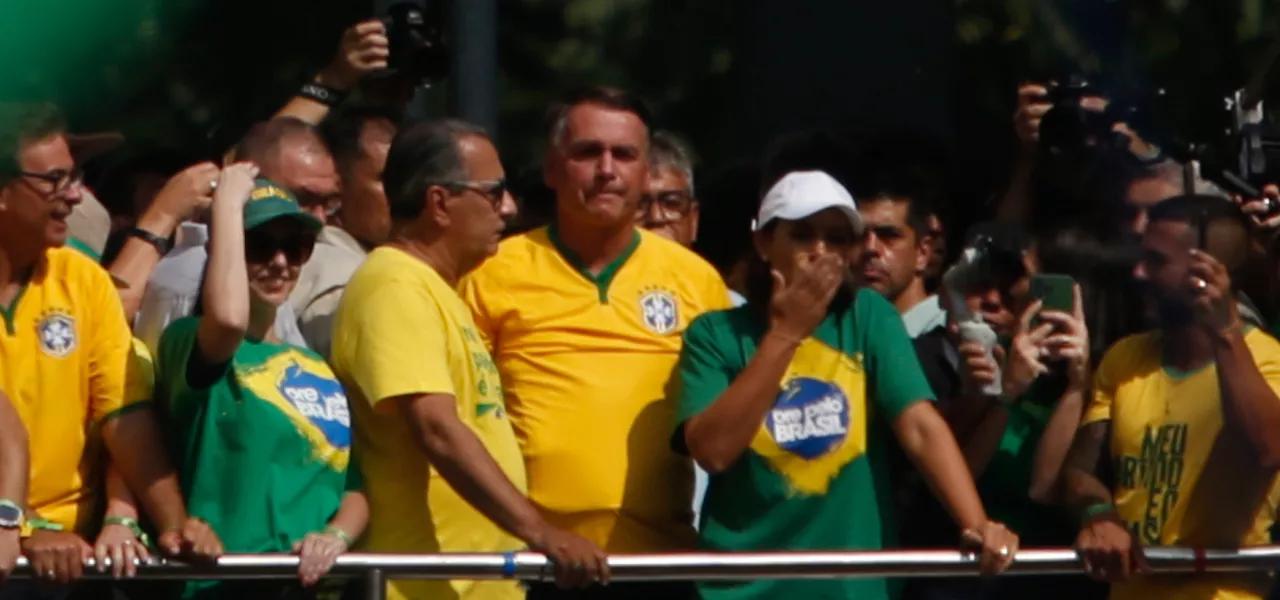 Silas Malafaia, Jair e Michelle Bolsonaro em ato na Paulista