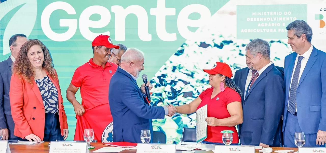 Presidente da República, Luiz Inácio Lula da Silva, durante a apresentação do Programa Terra da Gente para a Reforma Agrária, no Palácio do Planalto Presidente da República, Luiz Inácio Lula da Silva, durante a apresentação do Programa Terra da Gente para a Reforma Agrária, no Palácio do Planalto