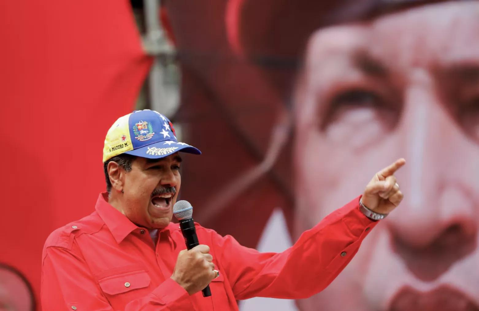 O presidente da Venezuela, Nicolás Maduro, participa de um evento perto de uma imagem do falecido presidente da Venezuela Hugo Chávez em Caracas, Venezuela, 4 de fevereiro de 2024 O presidente da Venezuela, Nicolás Maduro, participa de um evento perto de uma imagem do falecido presidente da Venezuela Hugo Chávez em Caracas, Venezuela, 4 de fevereiro de 2024