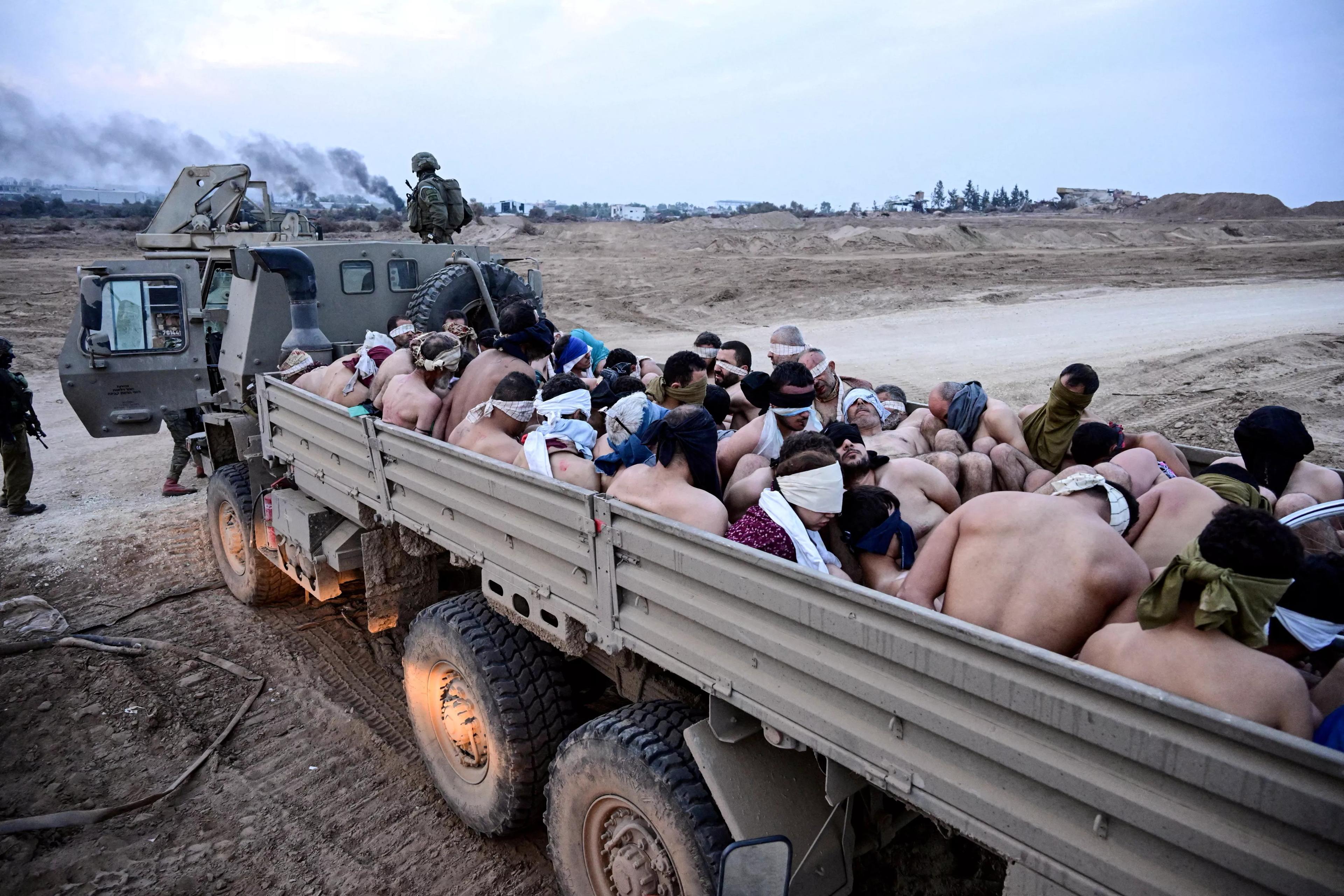 Soldados israelenses ao lado de um caminhão lotado de detidos palestinos sem camisa na Faixa de Gaza
08/12/2023
REUTERS/Yossi Zeliger Soldados israelenses ao lado de um caminhão lotado de detidos palestinos sem camisa na Faixa de Gaza
08/12/2023
REUTERS/Yossi Zeliger