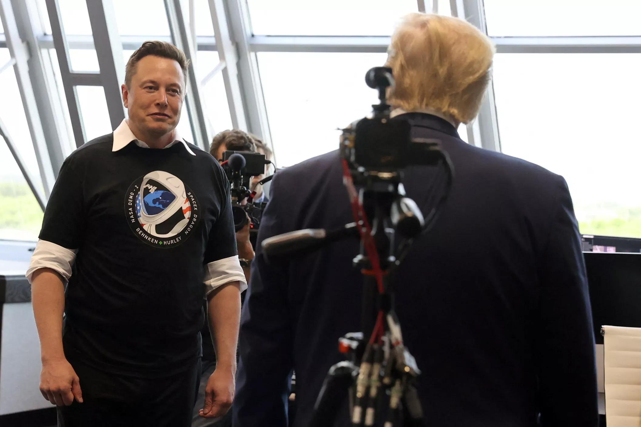 Trump e Musk são vistos juntos em Cape Canaveral Trump e Musk são vistos juntos em Cape Canaveral