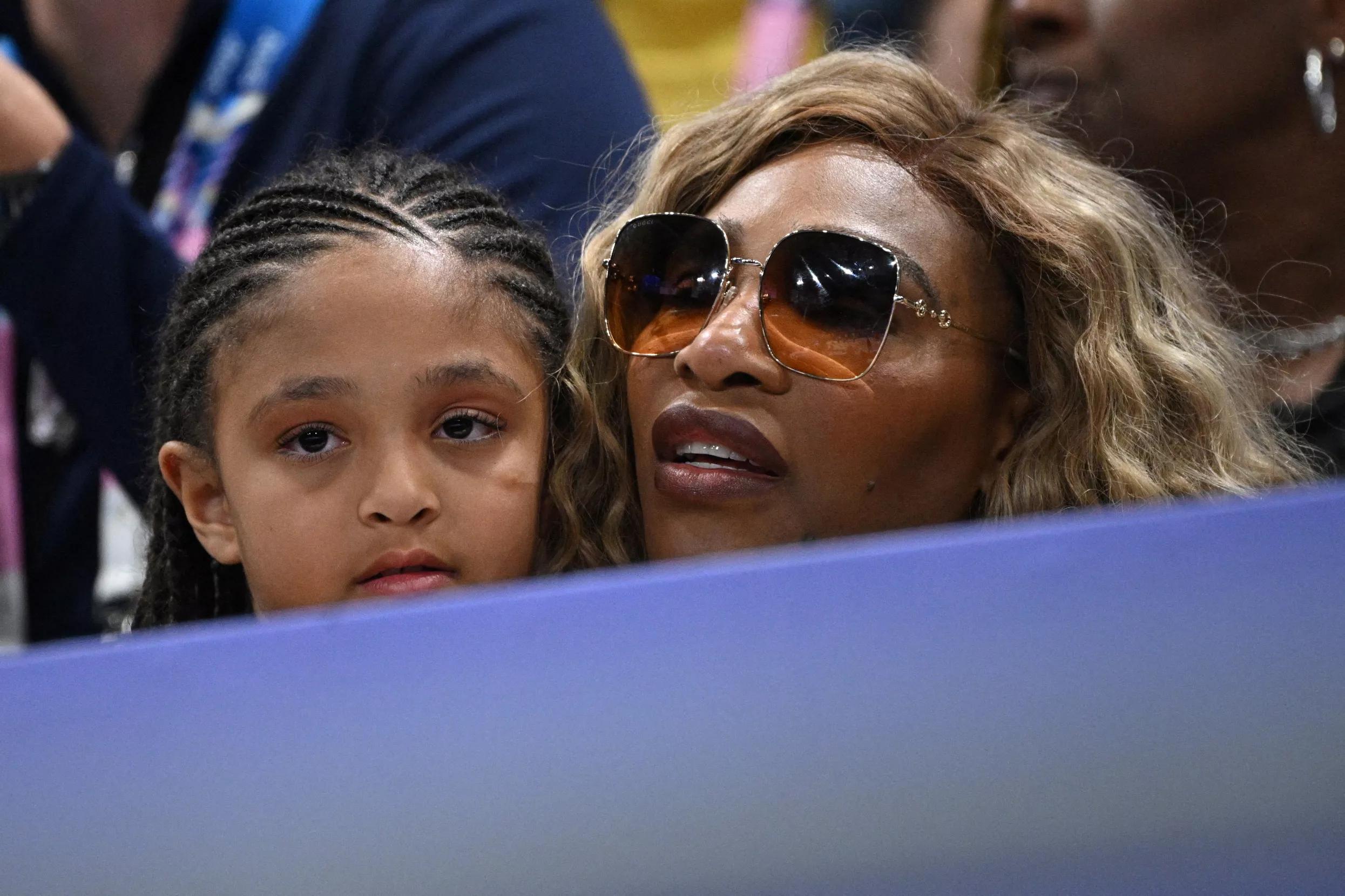 Ex-tenista Serena Williams ao lado da filha Olivia durante partida entre Estados Unidos e Brasil pelas quartas de final do torneio masculino de vôlei da Olimpíada Paris 2024
05/08/2024 REUTERS/Annegret Hilse Ex-tenista Serena Williams ao lado da filha Olivia durante partida entre Estados Unidos e Brasil pelas quartas de final do torneio masculino de vôlei da Olimpíada Paris 2024
05/08/2024 REUTERS/Annegret Hilse