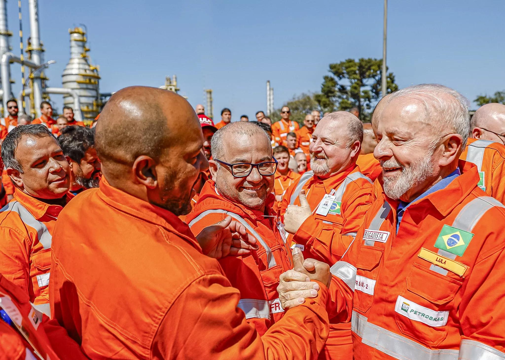 15.08.2024 - Presidente Luiz Inácio Lula da Silva é cumprimentado pelos trabalhadores readmitidos pela ANSA, na refinaria Getúlio Vargas, em Araucária - PR. 15.08.2024 - Presidente Luiz Inácio Lula da Silva é cumprimentado pelos trabalhadores readmitidos pela ANSA, na refinaria Getúlio Vargas, em Araucária - PR.