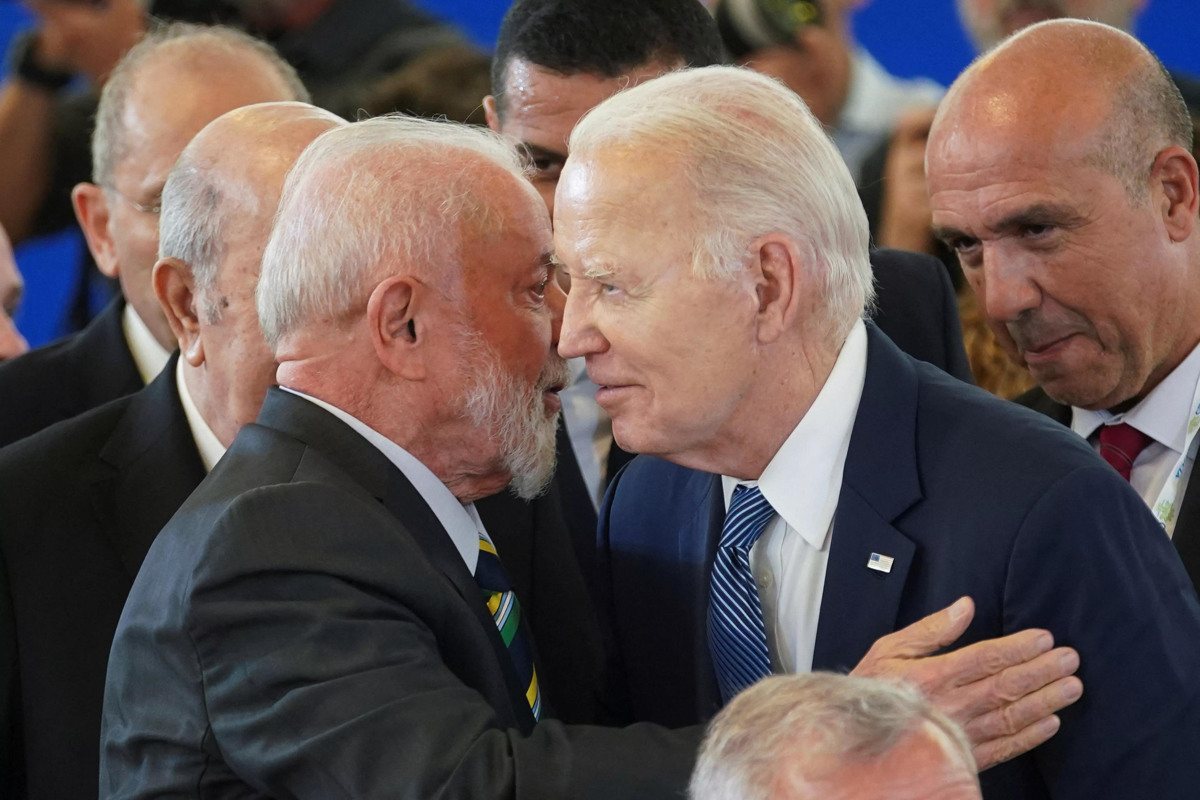 Presidente Luiz Inácio Lula da Silva conversa com presidente dos EUA, Joe Biden, durante reunião do G7 na Itália
14/06/2024 Presidente Luiz Inácio Lula da Silva conversa com presidente dos EUA, Joe Biden, durante reunião do G7 na Itália
14/06/2024