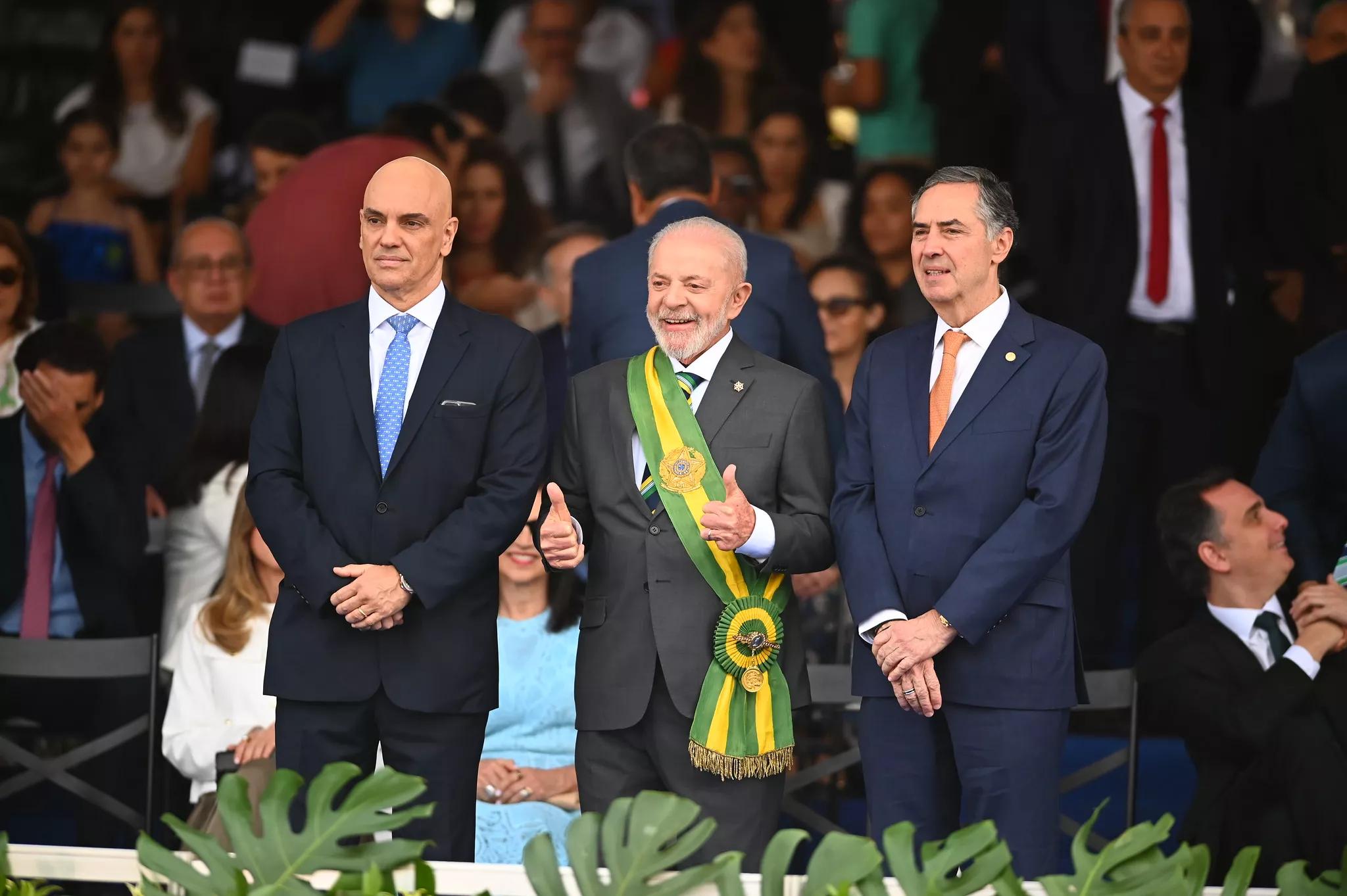 Ministro Alexandre de Moraes, presidente Lula e ministro Luís Roberto Barroso participam do desfile de 7 de Setembro em Brasília-DF Ministro Alexandre de Moraes, presidente Lula e ministro Luís Roberto Barroso participam do desfile de 7 de Setembro em Brasília-DF