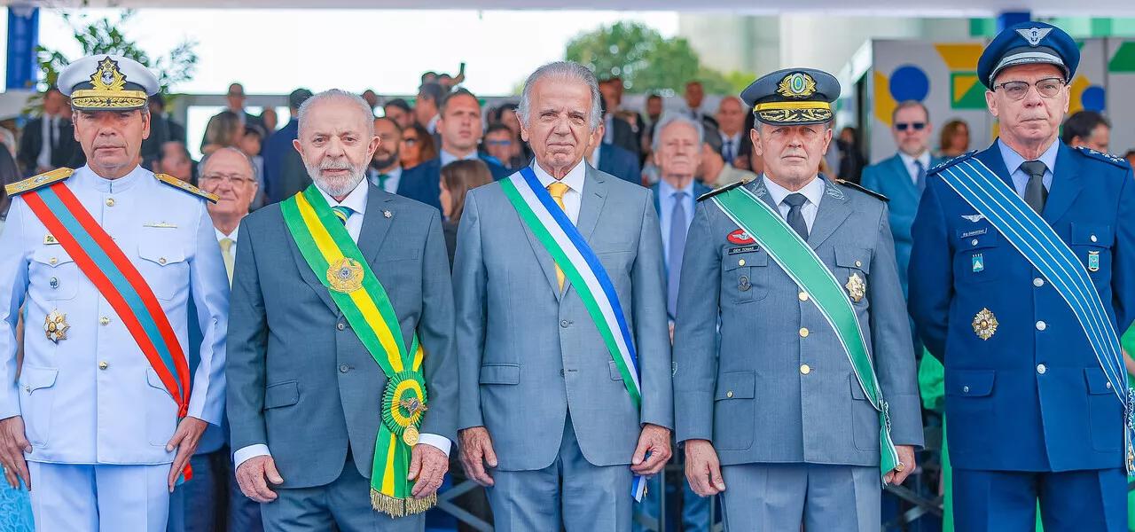 Almirante Olsen, Lula, José Múcio, General Tomás Paiva e Marcelo Kanitz Damasceno Almirante Olsen, Lula, José Múcio, General Tomás Paiva e Marcelo Kanitz Damasceno