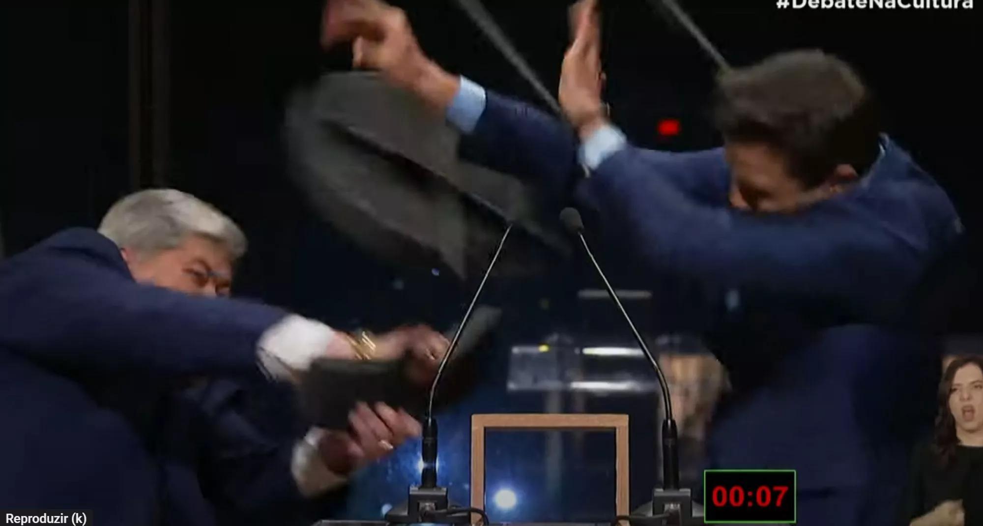 Datena dá cadeirada em Pablo Marçal Datena dá cadeirada em Pablo Marçal