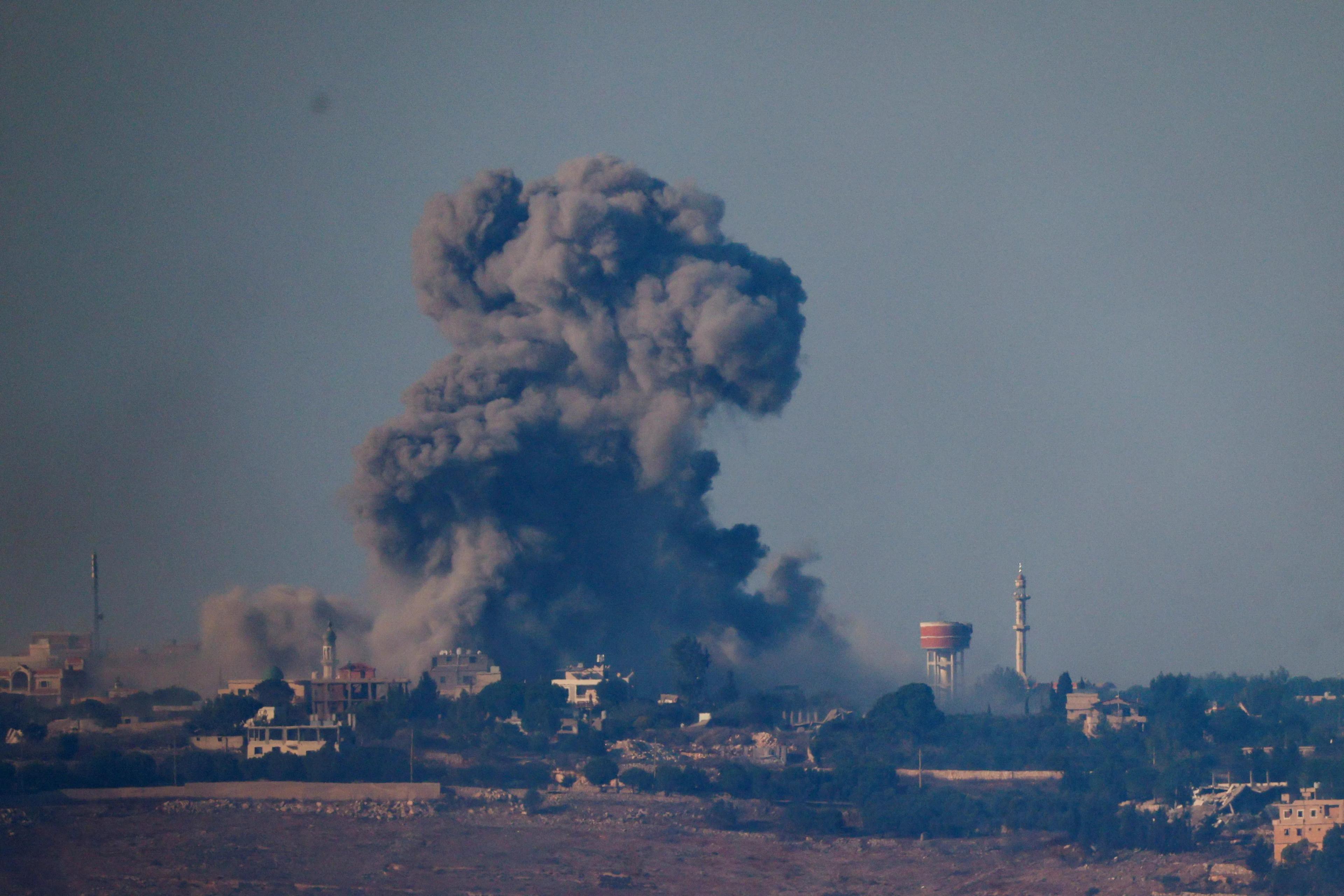 Fumaça vista no sul do Líbano após ataque aéreo israelense
Fumaça vista no sul do Líbano após ataque aéreo israelense