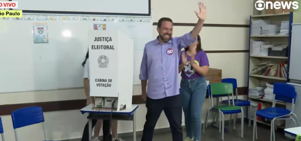 Guilherme Boulos ao lado da cabine de votação Guilherme Boulos ao lado da cabine de votação