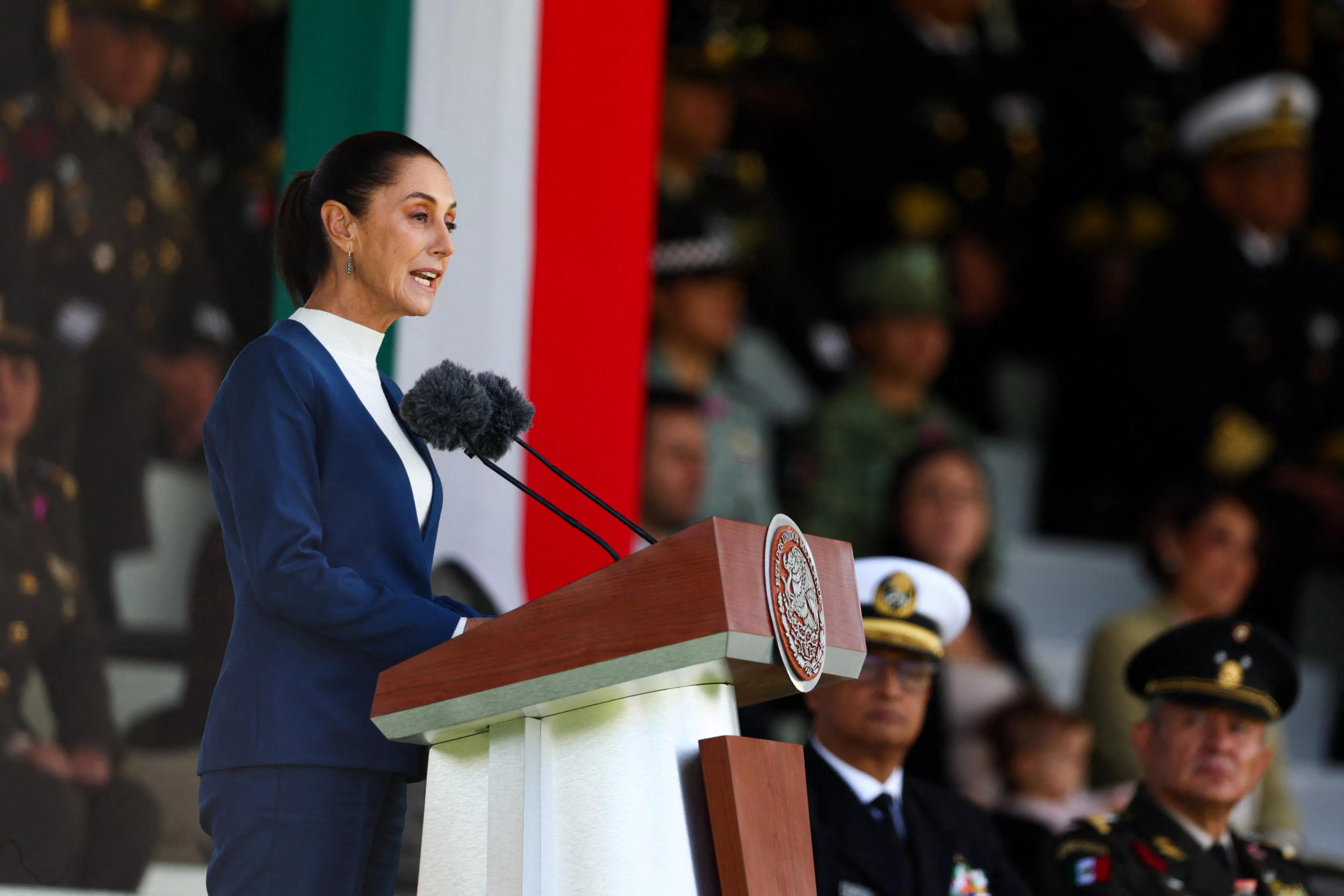 A presidente do México, Claudia Sheinbaum, durante cerimônia no Campo Militar 1, na Cidade do México, México
03/10/2024
REUTERS/Raquel Cunha A presidente do México, Claudia Sheinbaum, durante cerimônia no Campo Militar 1, na Cidade do México, México
03/10/2024
REUTERS/Raquel Cunha