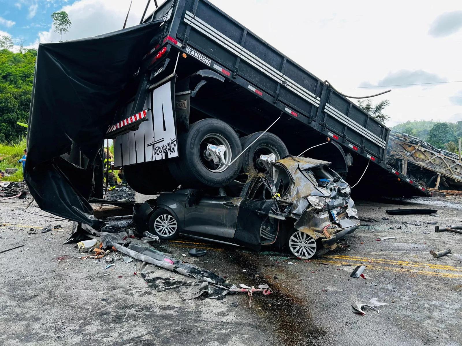 Ônibus lotado colidiu com caminhão na BR-116, perto de Teófilo Otoni, em Minas Gerais
21/12/2024
