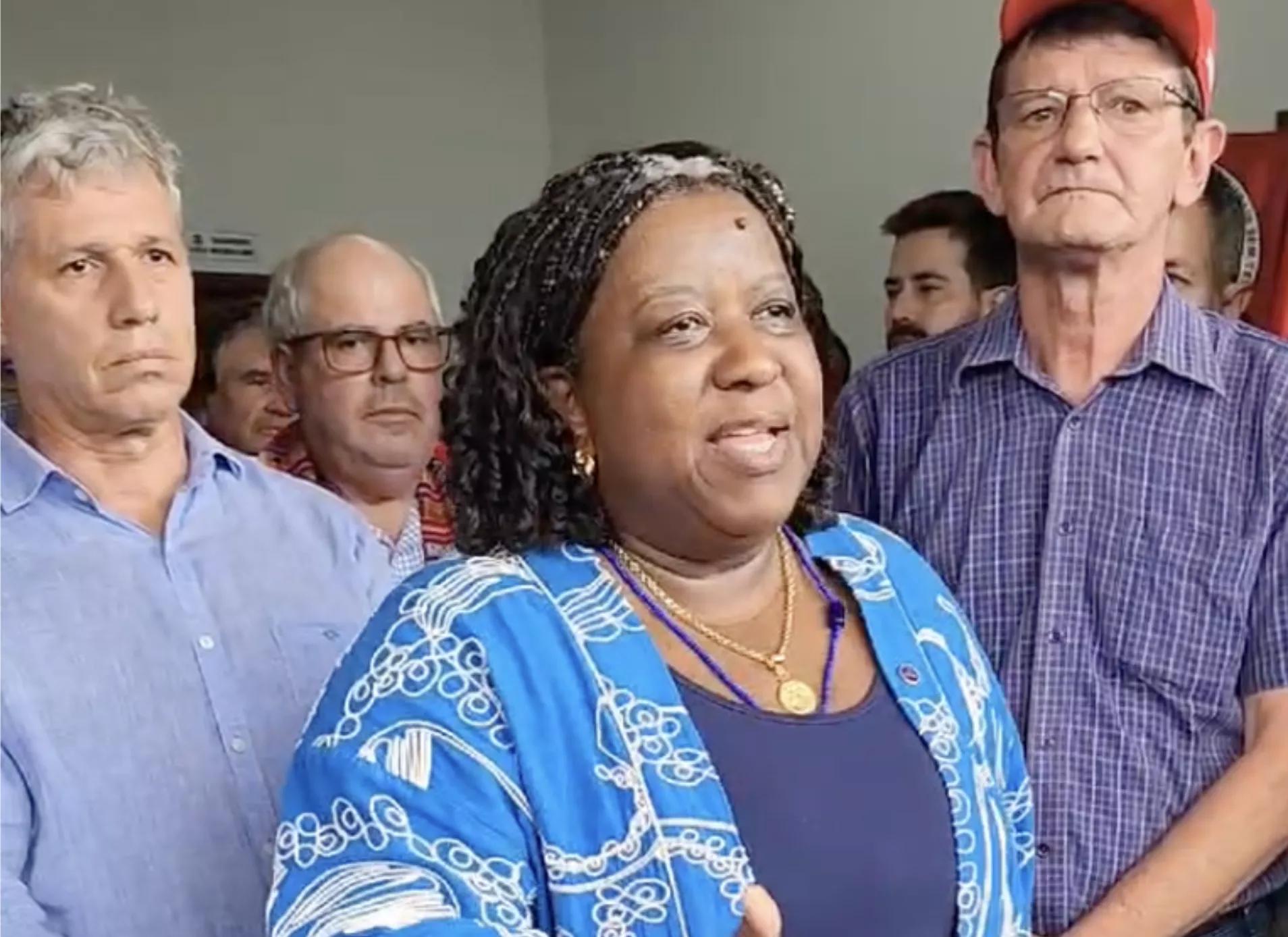 A ministra Macaé Evaristo visitou o acampamento do MST A ministra Macaé Evaristo visitou o acampamento do MST