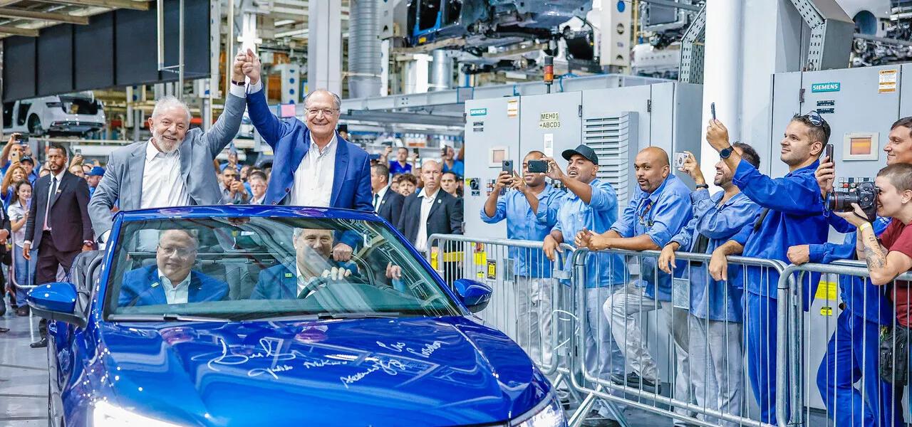 Lula e Geraldo Alckmin em visita à linha de produção da Volkswagen, em São Bernardo do Campo Lula e Geraldo Alckmin em visita à linha de produção da Volkswagen, em São Bernardo do Campo