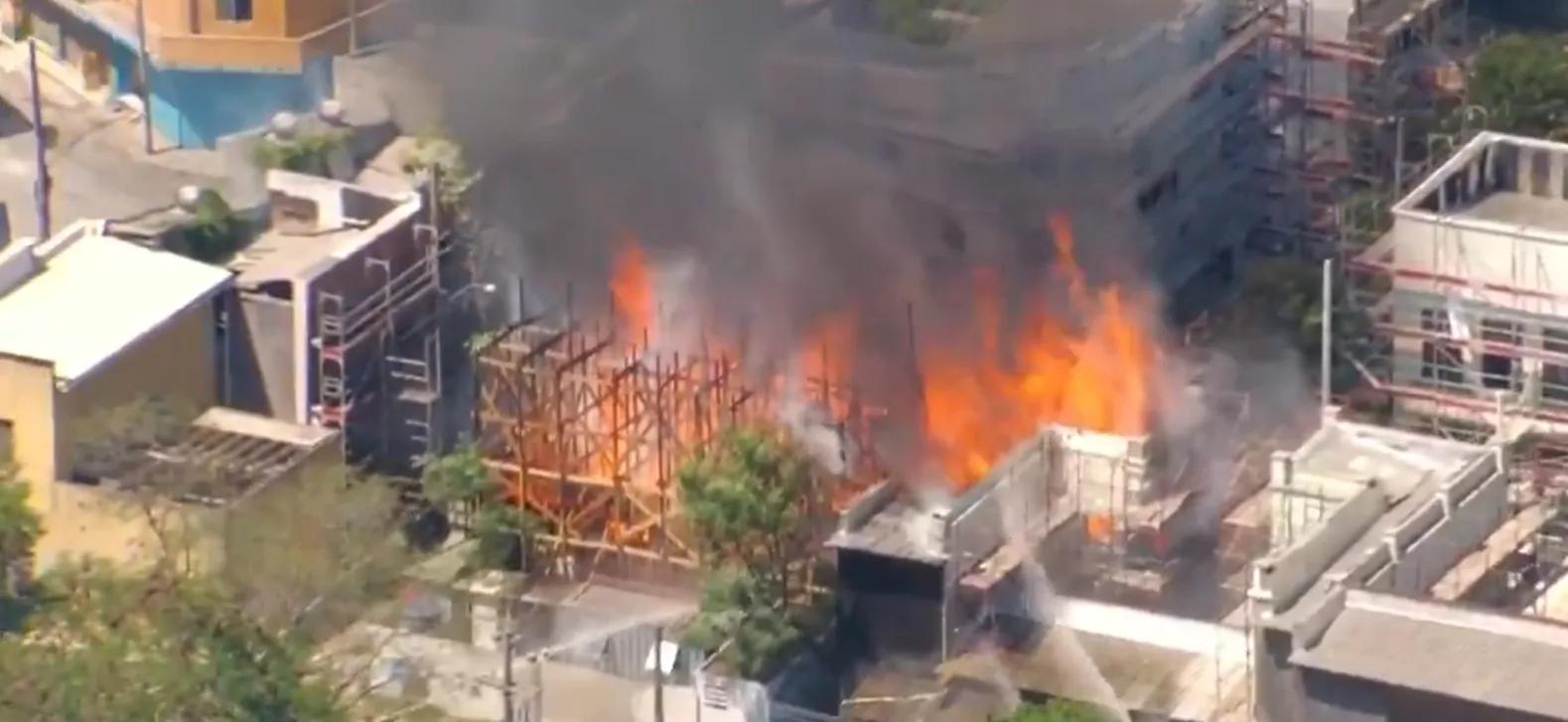 Grande incêndio atinge Estúdios Globo no Rio e destrói parte de cenário de novela (vídeo) | Brasil 247