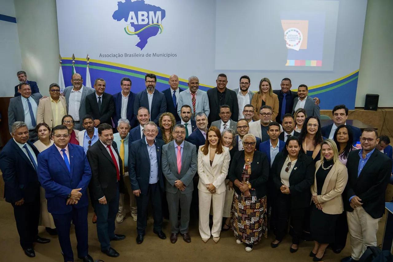 Evento em Brasília reuniu dezenas de prefeitos, vereadores, deputados, além de representantes do governo federal Evento em Brasília reuniu dezenas de prefeitos, vereadores, deputados, além de representantes do governo federal