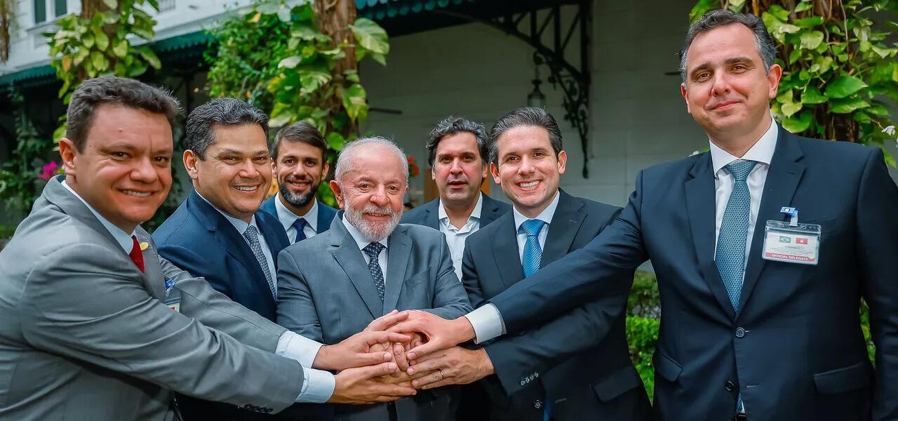 Lula e parte de sua comitiva no Vietnã