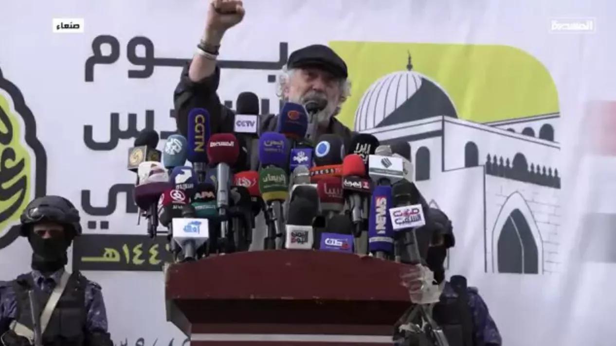 Pepe Escobar se dirige a una multitud en Yemen Pepe Escobar se dirige a una multitud en Yemen