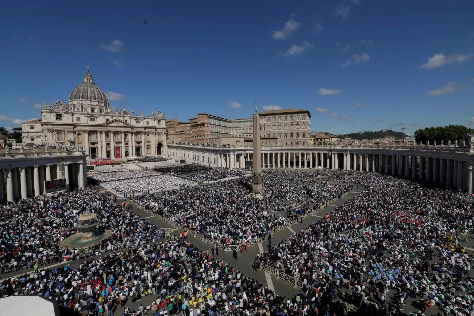 Pessoas assistem à missa de corpo presente do Papa Francisco, na Praça de São Pedro, no Vaticano, em 26 de abril de 2025 Pessoas assistem à missa de corpo presente do Papa Francisco, na Praça de São Pedro, no Vaticano, em 26 de abril de 2025