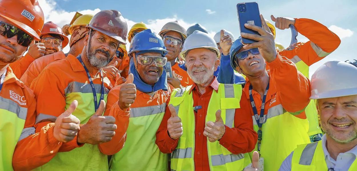 Presidente Lula com trabalhadores da Nova Dutra. Só em 2024, a renda real do trabalho da metade mais pobre do país cresceu 10,7%. Presidente Lula com trabalhadores da Nova Dutra. Só em 2024, a renda real do trabalho da metade mais pobre do país cresceu 10,7%.