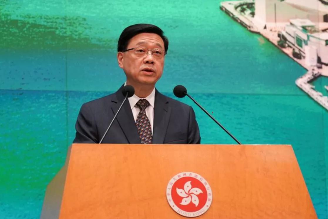 O chefe do Executivo de Hong Kong, John Lee, discursa durante uma coletiva de imprensa em Hong Kong, China, em 14 de maio de 2024 O chefe do Executivo de Hong Kong, John Lee, discursa durante uma coletiva de imprensa em Hong Kong, China, em 14 de maio de 2024