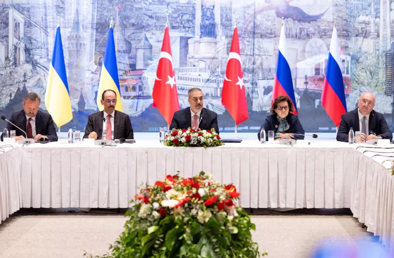 Ministro das Relações Exteriores da Turquia, Hakan Fidan, preside uma reunião entre negociadores ucranianos e russos em Istambul, Turquia, em 16 de maio de 2025. Ministro das Relações Exteriores da Turquia, Hakan Fidan, preside uma reunião entre negociadores ucranianos e russos em Istambul, Turquia, em 16 de maio de 2025.