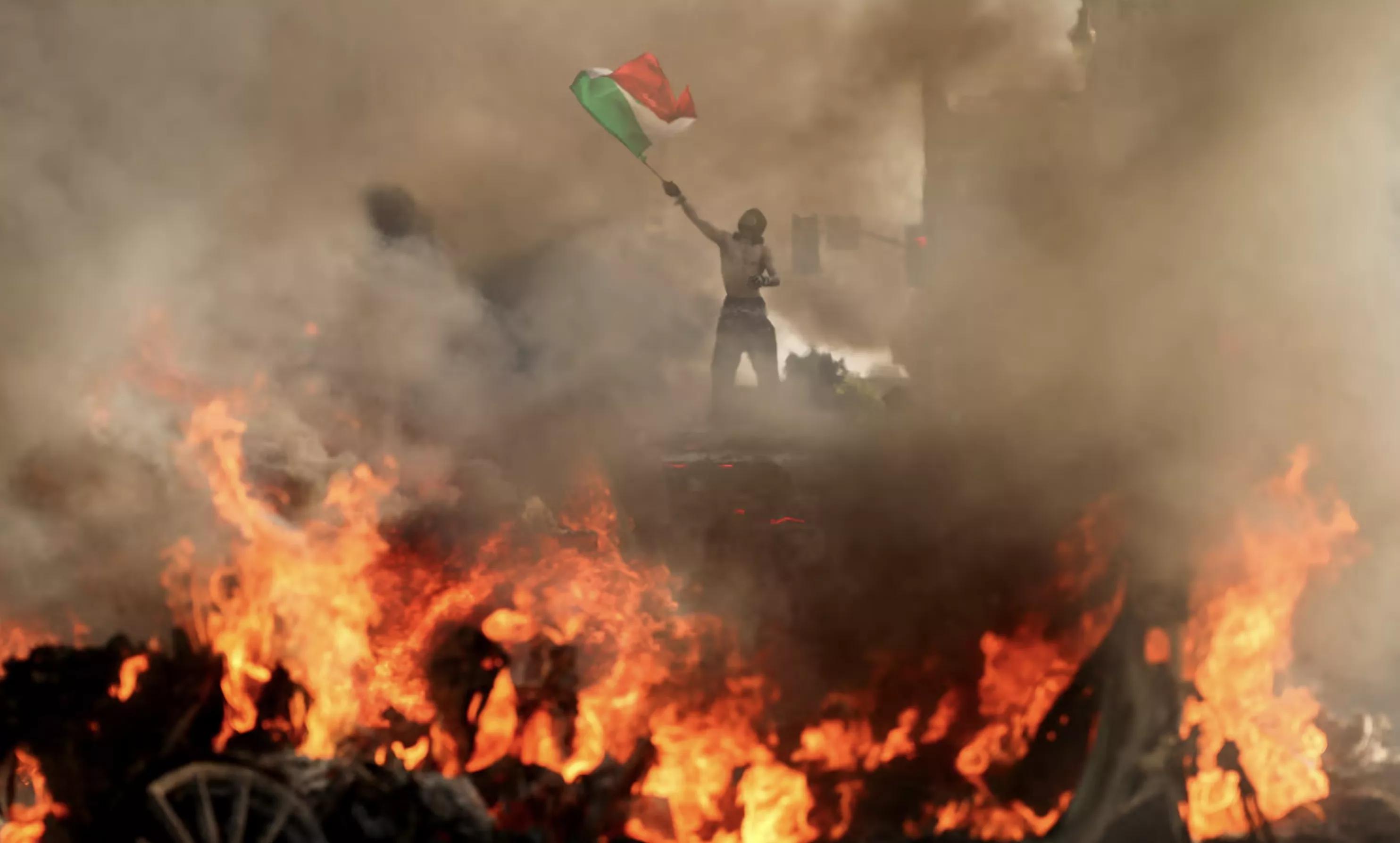 Protestos se intensificam na Califórnia Protestos se intensificam na Califórnia