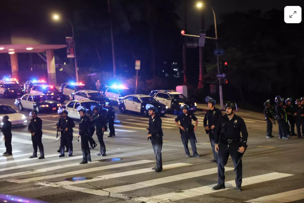 Forças repressivas o centro de Los Angeles, sob toque de recolher Forças repressivas o centro de Los Angeles, sob toque de recolher